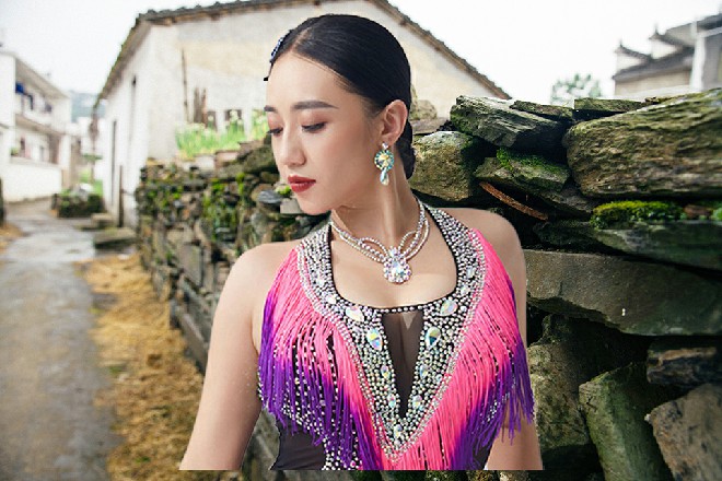 她只有那黑白分明的眸子可以转动，紧紧盯在红色妖姬的身上