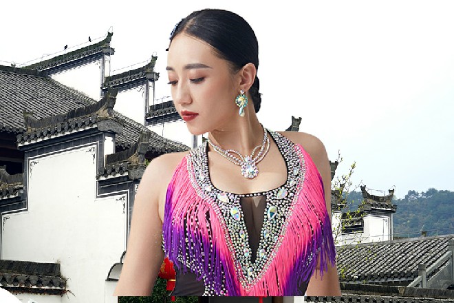 但就在这时候，一把黑色的匕首轻轻搭在了他的脖子上面