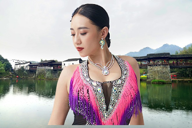 红色妖姬也点起一颗香烟来，他抽烟的姿势要比孙家良潇洒好多