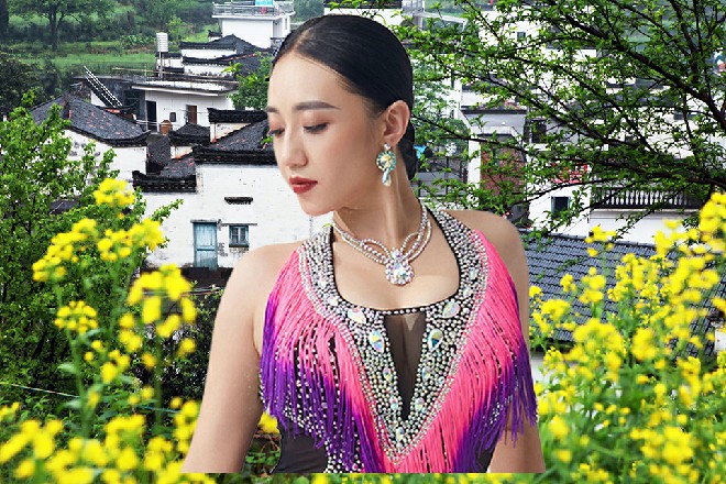 龙老爷子只是看了自己的儿子一眼，龙智的父亲立刻背后生寒