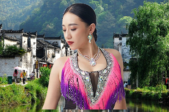 而他趁着雷丁的空挡，胳膊一挥，向着雷丁的脖子就砸了过来