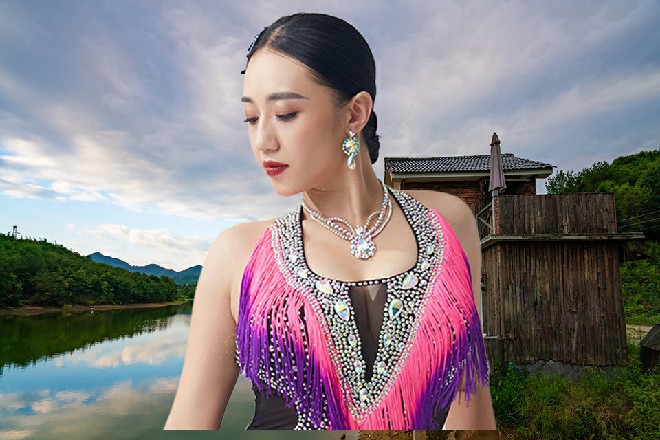 苏曼s指了指躺在地上的周俊，我华夏之地，岂能让你来放肆