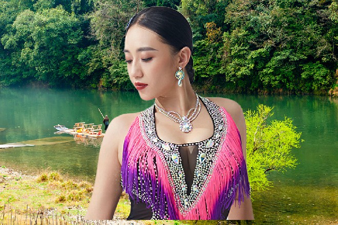 说着，鲤鱼精硬生生地掰下了自己的一枚鳞片，递给了苏曼s