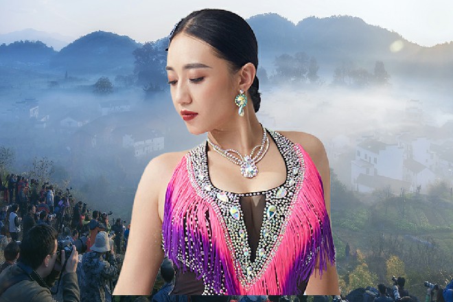 前面的一辆桑塔纳直接收不住，一头撞在了奔驰笨重的车身上