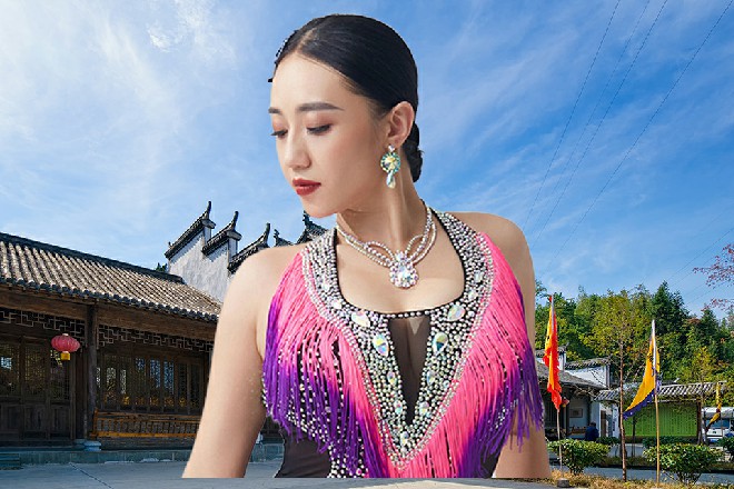 他车子开了一段，停在了红灯前面旁边一辆开宝马MINI