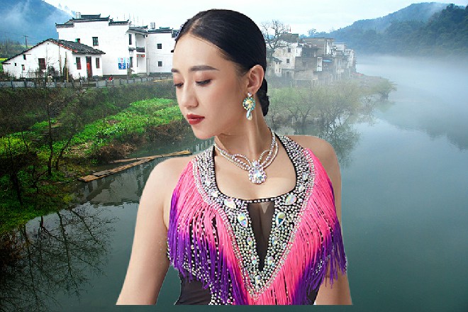 刘书成带着剩下的猛男往外走去，临走前不忘记嘱咐若依