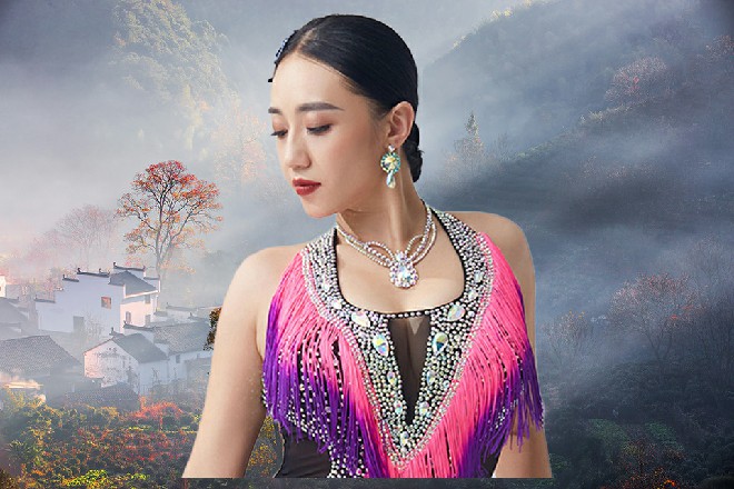 两个人对视了半分钟，罗莉镇定下来，干咳两声，说道