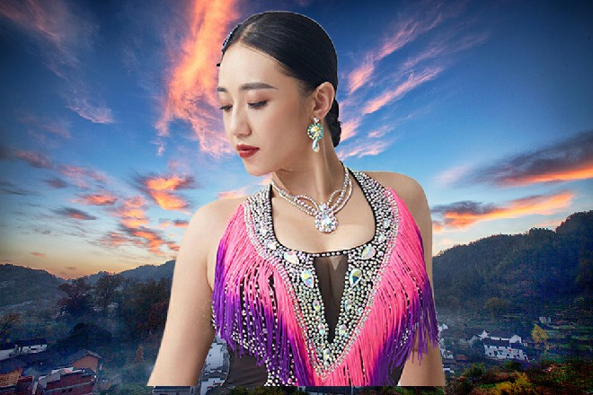 一辆白色的宝马车停在桥下，车里弹出一个秃脑袋来