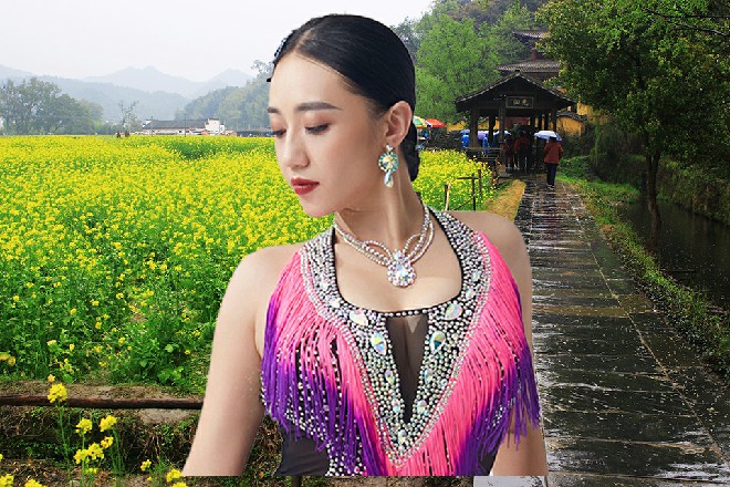 这把巨剑被苏曼s的至高剑意所控制，直接停在了他的手掌前