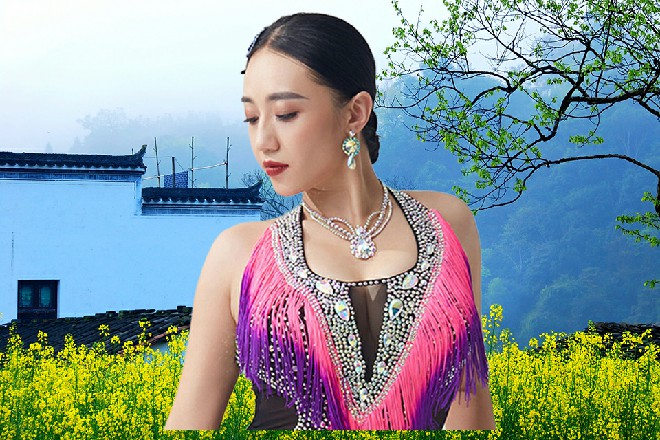 可是伊轩已经拉出一道残影，整个人消失在他们的面前