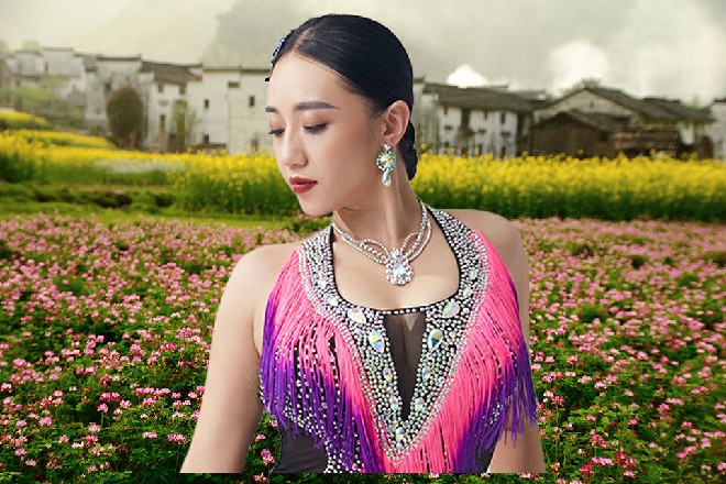 金龙的身体被压碎，同时龙智的身体也被压在了下面