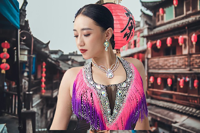 估计是她就在附近巡逻，听到了这边的动静，直接跑过来了