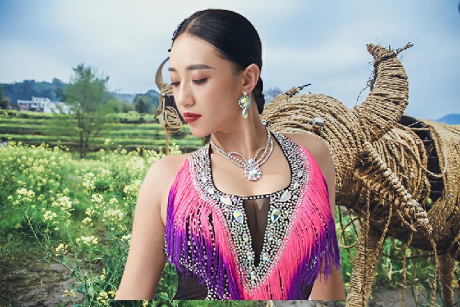 红色妖姬身体摔了出去，直接在空中一个翻身，重重地砸在地上