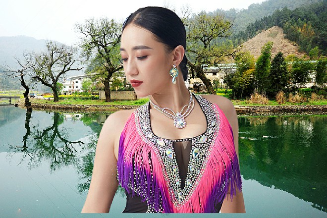 十二郎话还没说完，身体已经被爆炸的火光给吞没了