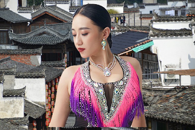 说着，独眼龙踩了两步，一掌接着一掌，向着伊轩拍去