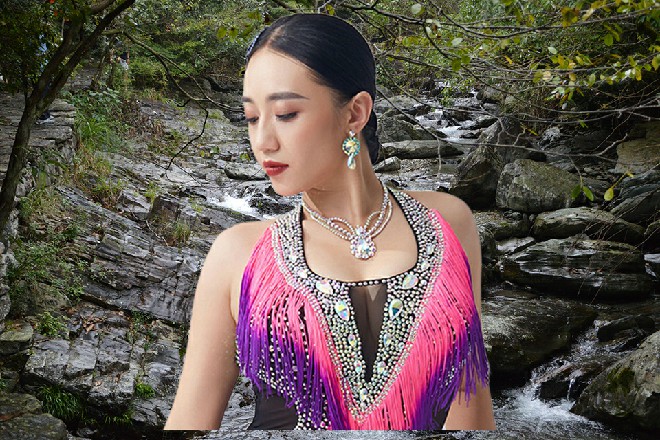 若依直接抬起自己的右掌，只用右手就接住了大剑的剑锋