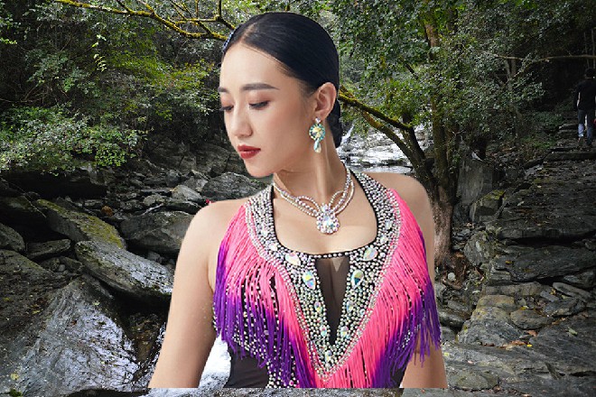 苏曼s挂断电话，然后对风花影说道：风总，我先送您回公司，