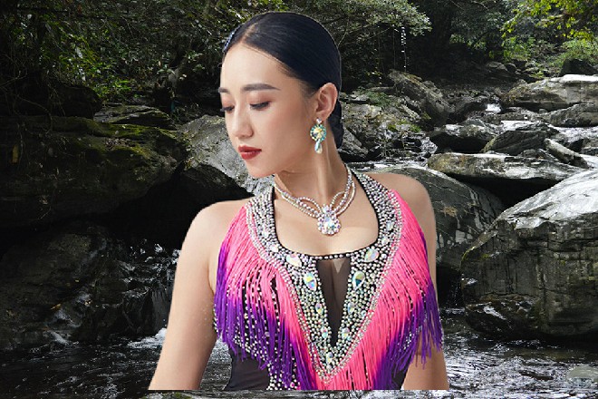 这倒是让红色妖姬很揪心，他最害怕的事情，就是听女人哭了