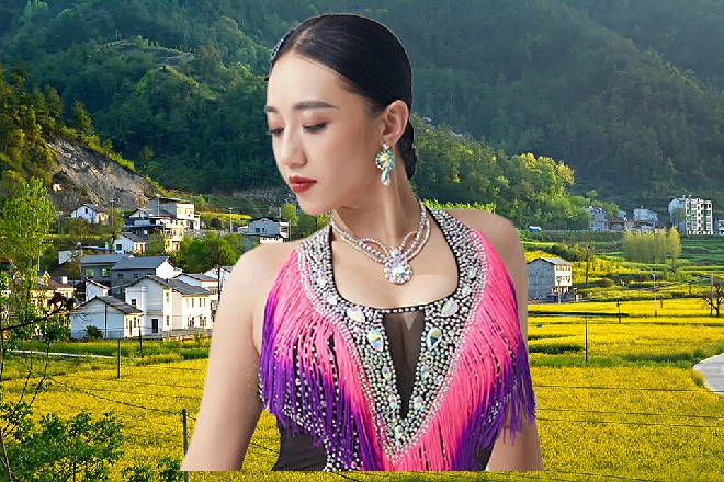 大汉是青龙会的打手，立刻掏出对讲机，汇报了这边的情况