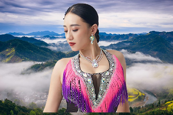 王玥一扬眉毛，红色妖姬背后冒寒风，心说踏马的，这路数不对