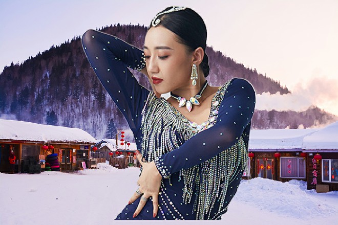 他尖叫着，伸出双手，对着空中一指，然后往下一压