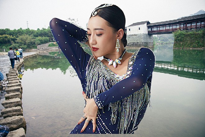 估计是她就在附近巡逻，听到了这边的动静，直接跑过来了