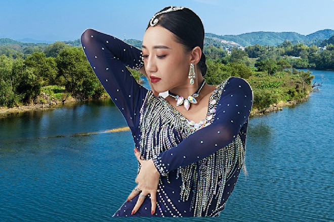 说着，许磊拿着电话，走到一旁的车库里就开始找人去了