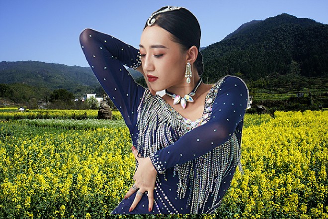 武皇终于放下了双臂，神情多少有了点触动，但不多