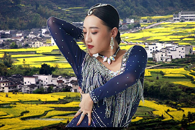 哎呦，秦老弟，迟到就迟到吧，没事，来来来，坐坐坐