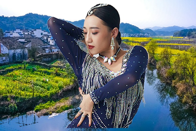 红色妖姬的巴掌竟然比月牙还锋利，一掌劈开了这黑色的月牙