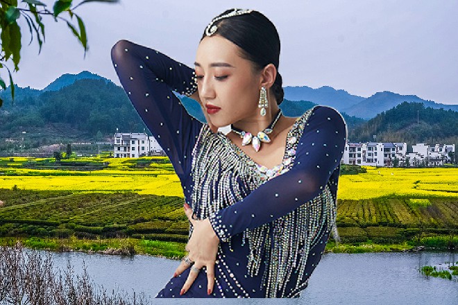 苏曼s拍着托尼的肩膀，这哥们太高了，拍他肩膀竟然还得垫脚