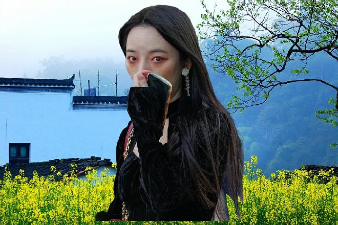 她见到于大山，赶忙收起正在玩的手机，跟红色妖姬打了个招呼