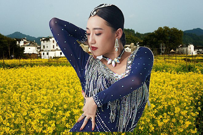 一首悠扬的曲子立刻传出来，那船夫忍不住也听得有点醉了