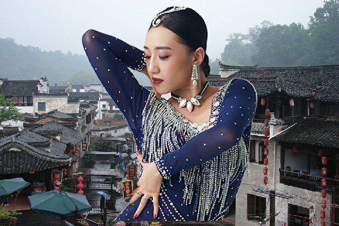 诺曦S一伸手，黑剑飞回到他的手中，被他化作了长刀