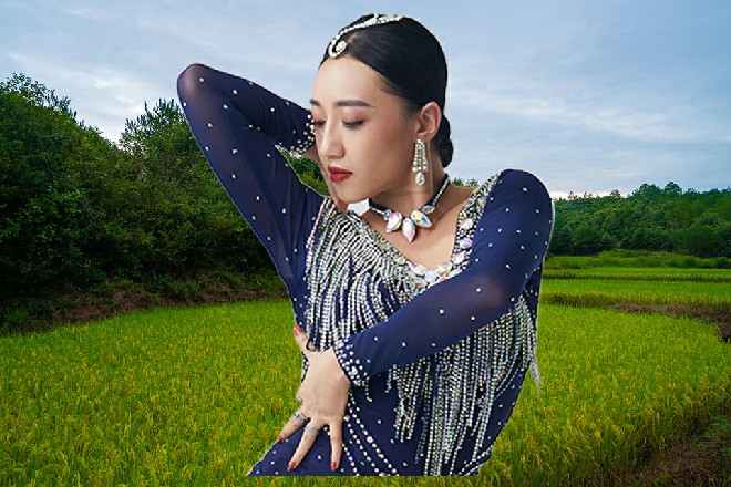 荷娜苦笑起来，我现在，叫荷娜，是一个神界的战士