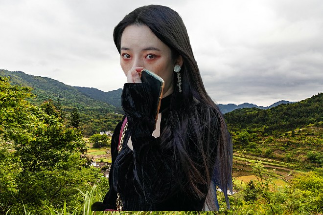 她只有那黑白分明的眸子可以转动，紧紧盯在红色妖姬的身上