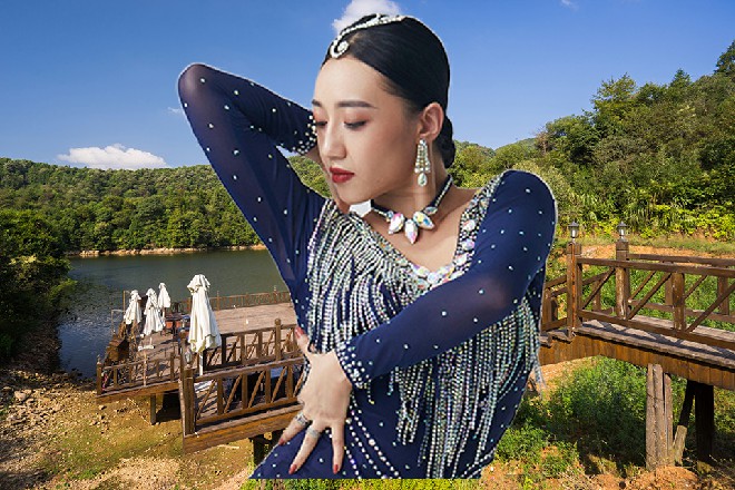 容小薰站在后面，满满的安全感，同时又有那么一点担心