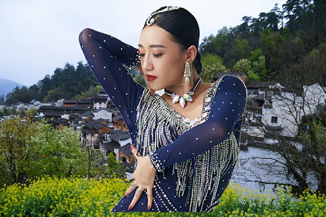 艾米利亚只是轻轻伸出两根手指，就夹住了镜的镰刀