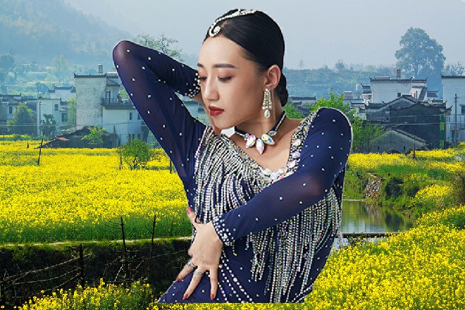 只见她身体不断往后倒滑，躲避着追过来在朱雀音刃