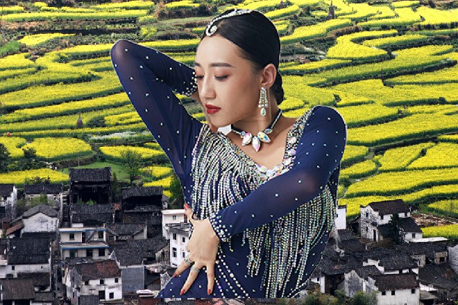 说着，贞德又伸出手来，指着空中，划出了一个金色的大门