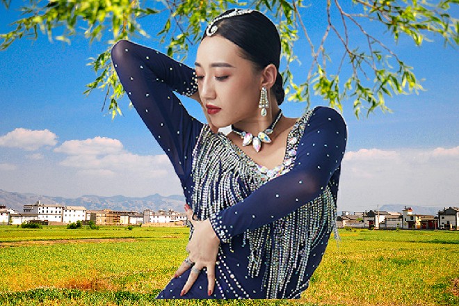 他举起了自己手中的禅杖，然后狠狠砸在了擂台上面