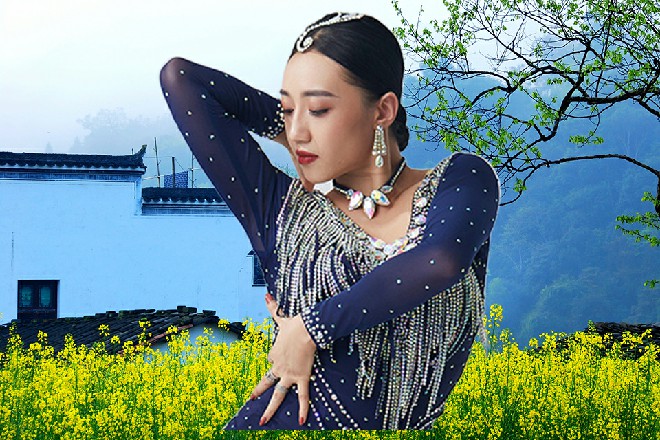 龙娇娇身边的男子拽着锁链，拉住了那大和尚的身体