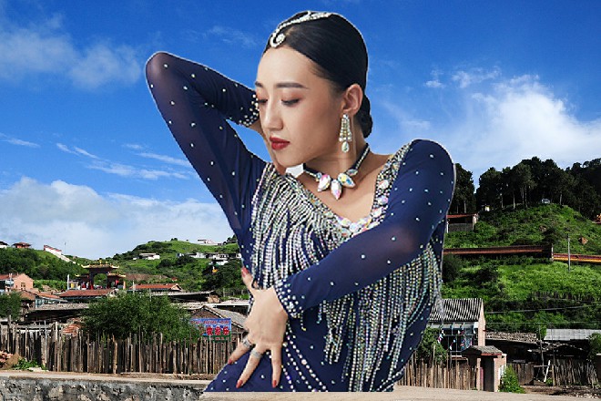 这人相貌英俊，不似凡人，说是貌似潘安，都不为过吧