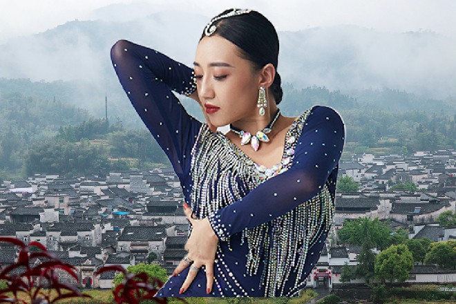 她举起自己的地狱炎魔刀，横在了身前，撑起自己的防御