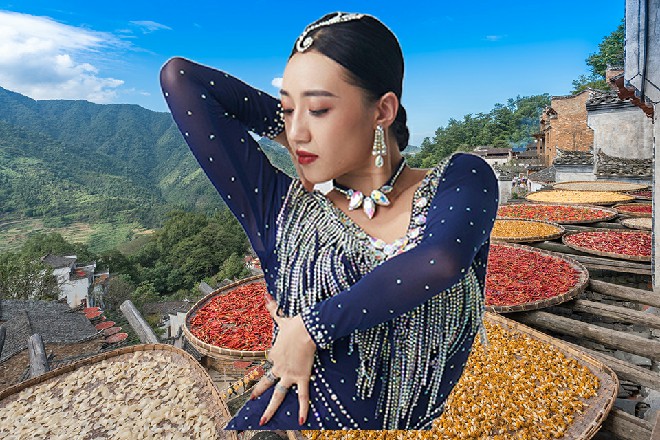 他连忙伸出自己的双手，托住了这落下来的巨大战斧