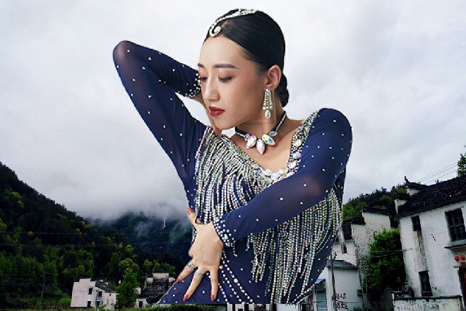 龙枭涯的身体直接被打的飞了起来，下巴都被打碎了