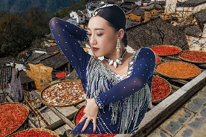 但苏曼s把手里的长剑插在地面中，硬生生抵抗了对方的龙吸水