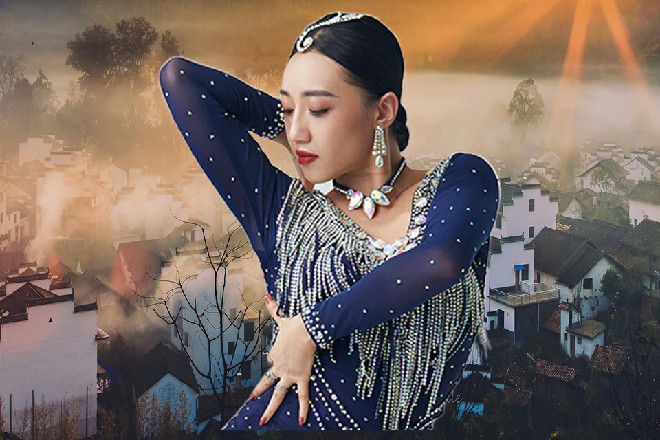 红色妖姬一蹬腿，运转轻功，追着那黑衣人也上了一棵竹子上面