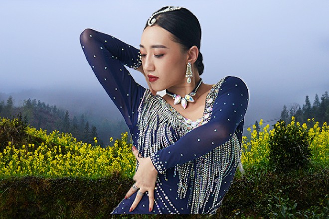 那小弟都愣住了，手用力抽了一下，西瓜刀却纹丝不动