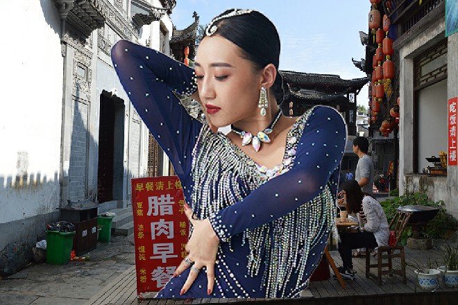 红色妖姬倒立在地上，伸出双手，撑着地面，不断做着起伏动作